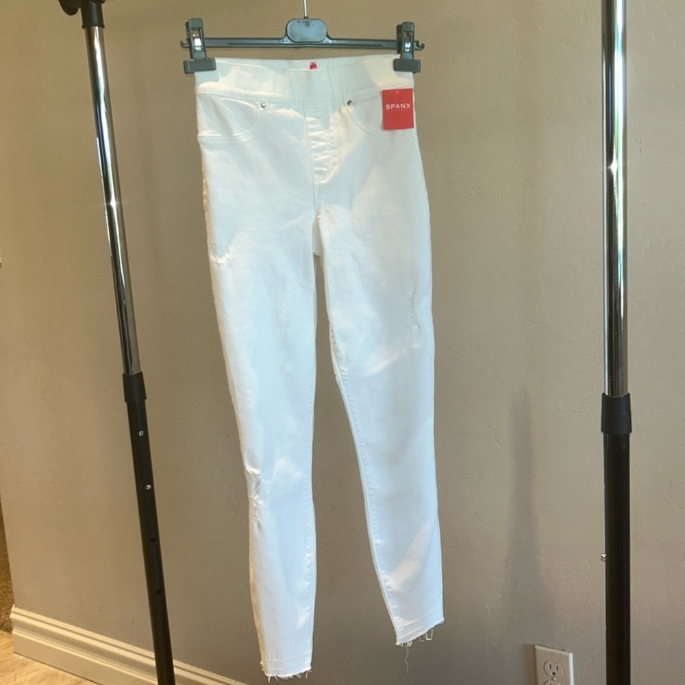 NWT. SPANX White Distressed Skinny Jean. Size XS